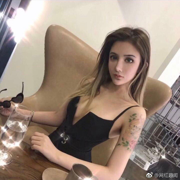 Trước lời chê bai thân hình đẹp do "dao kéo", cô nàng 19 tuổi cho biết, khuôn mặt có thể là giả nhưng dáng vóc là thật. Để có được đường cong gợi cảm như vậy, cô đã phải tập luyện thể dục rất chăm chỉ, kết hợp ăn kiêng khoa học.