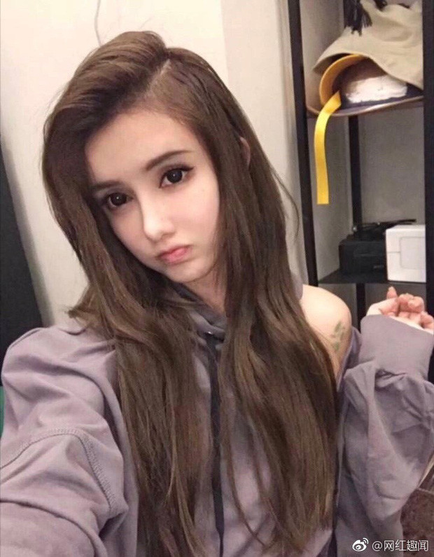 Ngoài ra, “hot girl mặt rắn” còn sử dụng công nghệ tắm trắng da toàn thân kết hợp mát-xa, xông hơi, tắm sữa hoa hồng để làn da căng bóng, mịn màng.