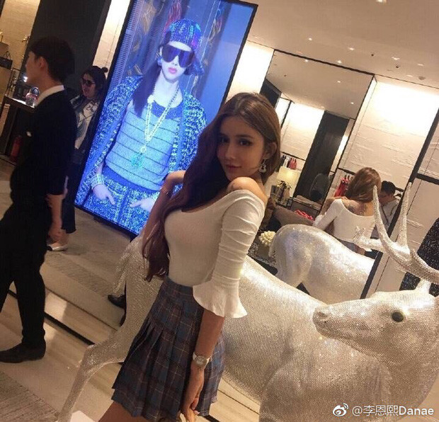 Người đẹp được xem là thảm họa thẩm mỹ tiết lộ đã chỉnh sửa gương mặt rất nhiều lần, bao gồm gọt cằm, bơm môi mọng, cắt mí mắt, nâng mũi,... Vì muốn bản thân đẹp hoàn hảo, Lý Ân Hy không ngại chi cả núi tiền và chịu ngàn đau đớn.