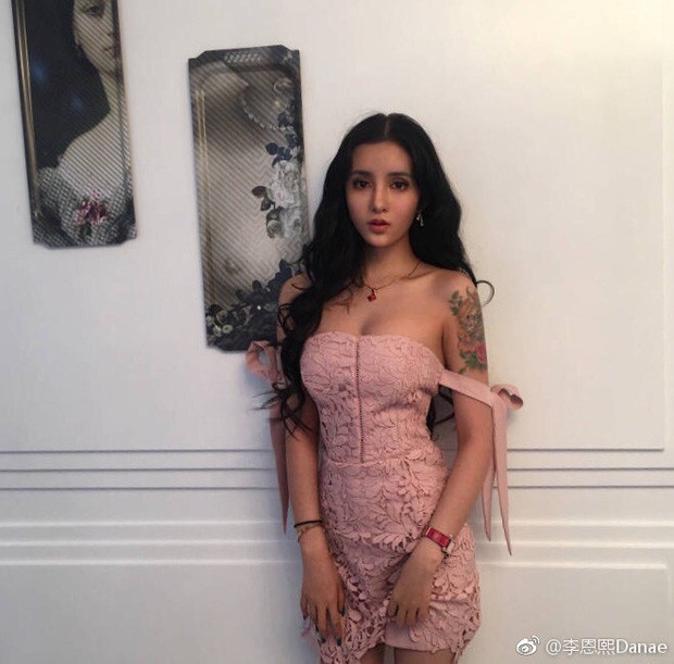 Bẵng đi một thời gian, người hâm mộ bất ngờ khi cơ mặt của Lý Ân Hy giờ đây đã mềm mại hơn rất nhiều, không còn nhọn hoắt như trước, đôi mắt cũng không mở trừng như trước nữa. Đặc biệt, dáng vóc nóng bỏng ở tuổi 19 của cô khiến nhiều chị em ao ước.