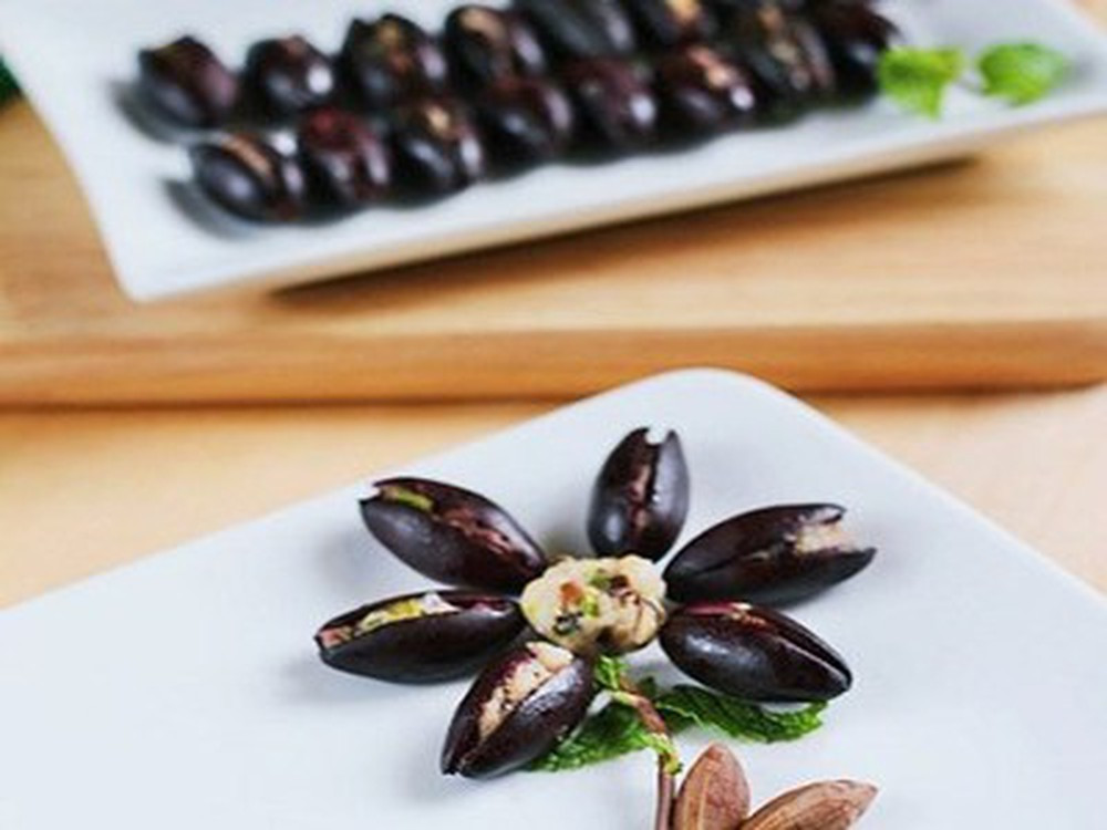 Cho dầu vào chảo đun nóng, sau đó cho trám vào chảo rán, cẩn thận lật mặt để trám không bị cháy. Khi thịt bên trong đã chín, xếp lần lượt từng quả ra đĩa cho đẹp mắt. Hoặc nếu không thích ăn rán bạn có thể xếp vào đĩa, cho vào chõ hấp chín trong khoảng 7-10 phút. Ăn trám khi còn nóng và chấm kèm nước mắm ớt.