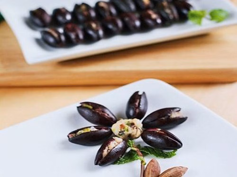 Cho dầu vào chảo đun nóng, sau đó cho trám vào chảo rán, cẩn thận lật mặt để trám không bị cháy. Khi thịt bên trong đã chín, xếp lần lượt từng quả ra đĩa cho đẹp mắt. Hoặc nếu không thích ăn rán bạn có thể xếp vào đĩa, cho vào chõ hấp chín trong khoảng 7-10 phút. Ăn trám khi còn nóng và chấm kèm nước mắm ớt.