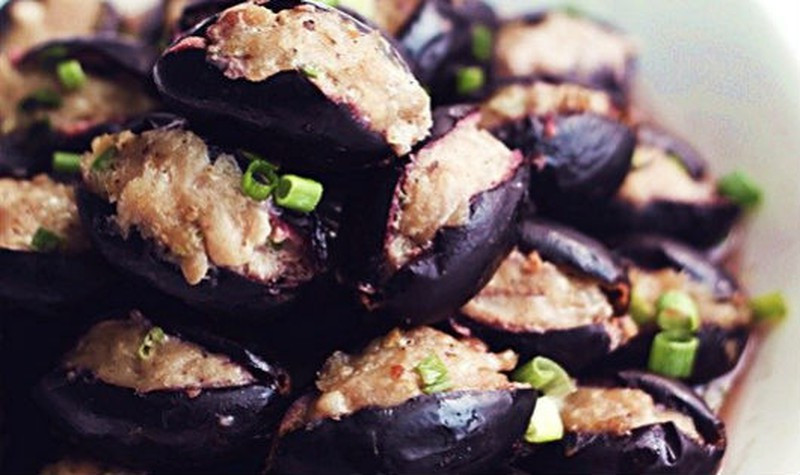 Trám nhồi thịt dùng ăn với cơm có vị lạ, thơm và béo ngậy, rất hấp dẫn. Trám đen muốn ăn có vị béo, hết chát cần được làm từ hôm trước. Trám mua về đem rửa sạch nhiều nước cho hết nhựa.