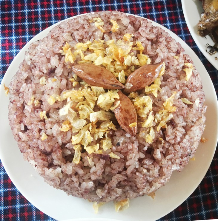 Xôi nếp đồ xong trộn cùi trám đảo đều, xôi từ màu trắng chuyển thành màu tím khá đẹp. Cũng có thể cùi trám được đảo qua mỡ kèm chút bột canh và nước mắm rồi mới đảo đều với xôi. Mùi thơm của nếp hòa quyện với mùi thơm của trám tạo mùi thơm kích thích vị giác.