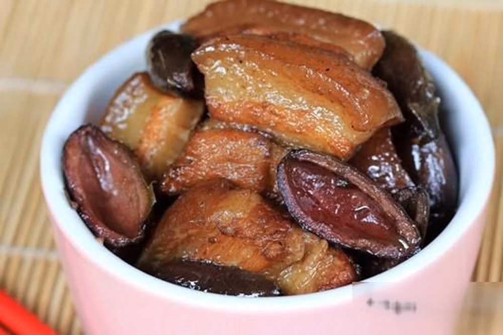 Trám đen kho thịt hoặc cá là món được mong chờ trong mùa trám. Quả trám ngon nhất khi được đập dập cả hạt, cái nhân nằm dọc hạt trám sẽ ngấm ra thịt quả, rồi được kho kỹ với thịt ba chỉ...