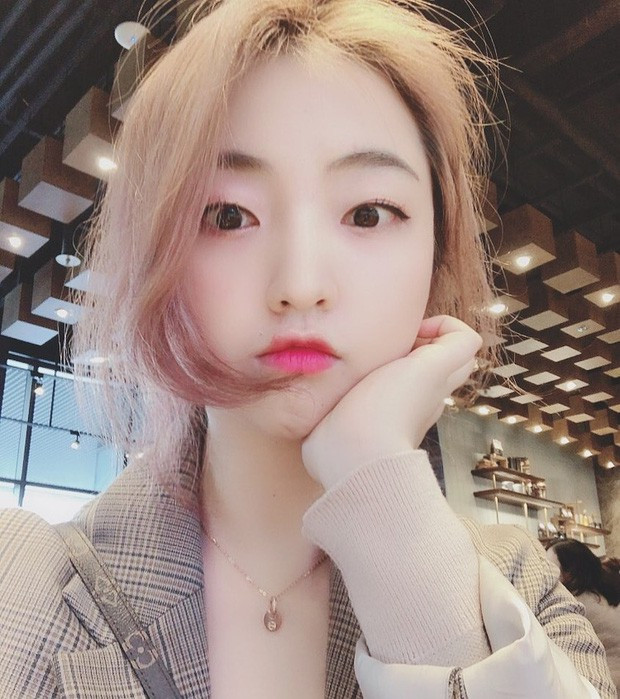 Mỗi bữa, cô tự quy định mình sẽ ăn 2 phần tinh bột tốt, 3 phần protein, 2 phần trái cây và 3 phần rau xanh. Thực đơn đủ chất giúp Hyun Joo luôn thấy no bụng. Cô tự chuẩn bị cả 3 bữa ăn cho mình mỗi ngày.