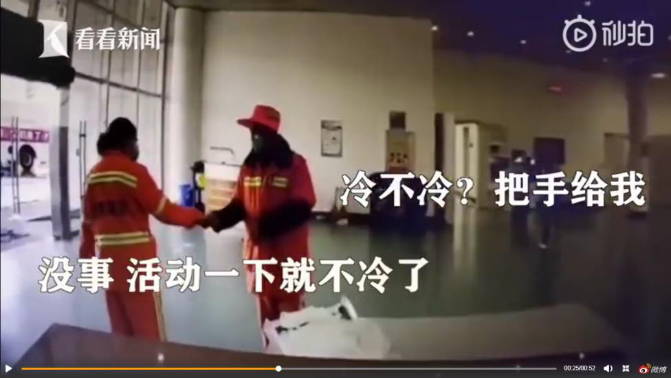 Hai vo chong lao cong dong vien nhau vuot qua dich benh giua troi dong buot lanh-Hinh-2