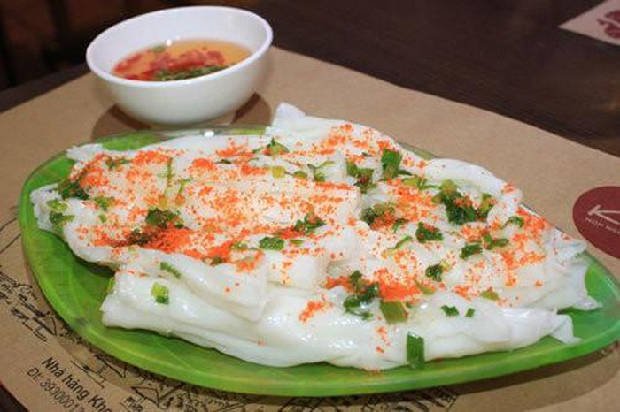Bánh ướt Diên Khánh: Ở Nha Trang, nổi tiếng và được nhiều người biết đến nhất là bánh ướt Diên Khánh. Món này thường ăn kèm cùng với hành phi, giá trụng, tóp mỡ, chả lụa và nem chua. Miếng bánh mềm thơm mùi gạo, thêm một ít xoài xanh chua cuốn vào, chấm kèm với mắm sẽ cho mỗi người một cảm nhận.