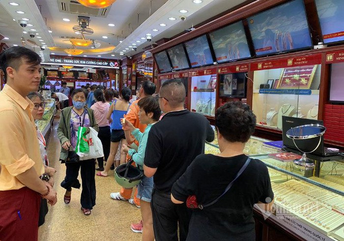 Gia vang hom nay 26/7: Mot tuan ghi dau, dinh cao 56 trieu/luong-Hinh-2