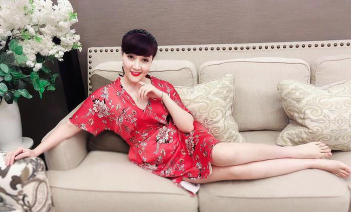 Sở hữu làn da trắng nên cô khá dễ dàng trong việc lựa chọn màu sắc trang phục cho mình.