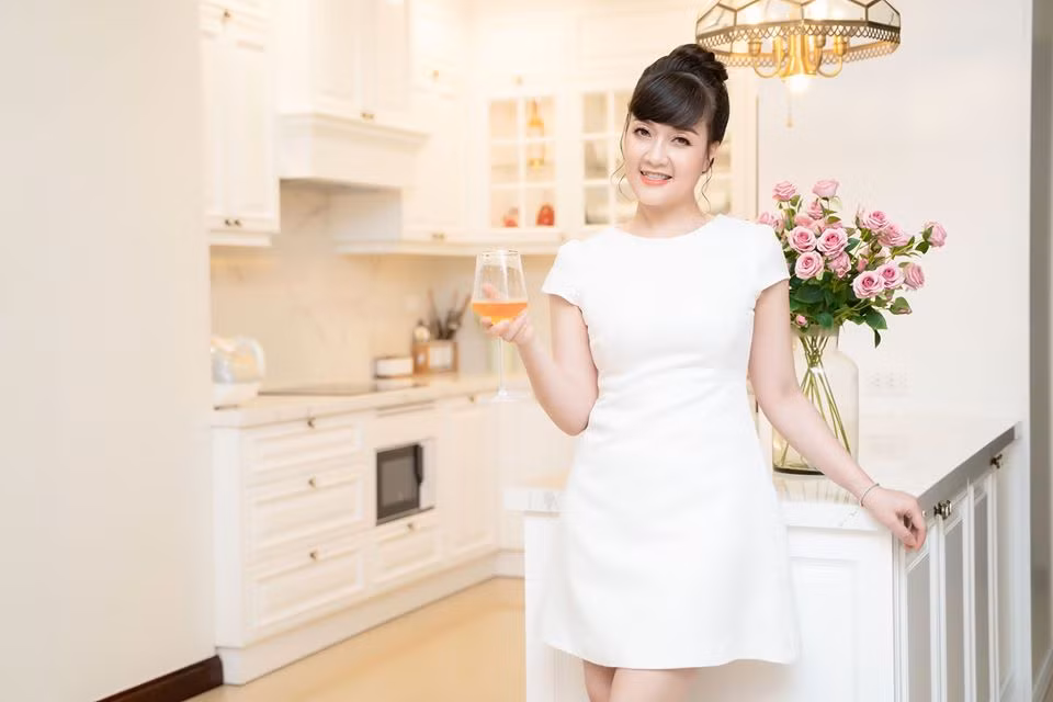 Với phong cách thời trang sành điệu, trẻ trung, Vân Dung khiến người đối diện khó đoán được độ tuổi thật của mình.