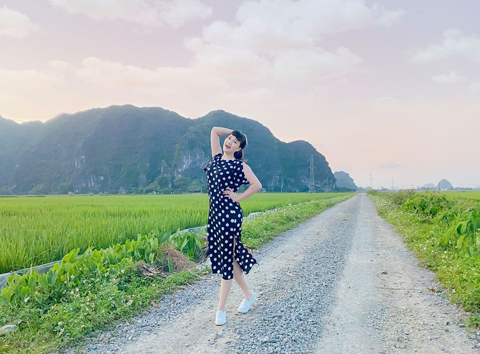 Dù đã trải qua một lần sinh và bước qua tuổi 45 nhưng nghệ sĩ Vân Dung vẫn sở hữu vóc dáng lẫn gu thời trang trẻ trung nhận được nhiều lời khen từ khán giả.