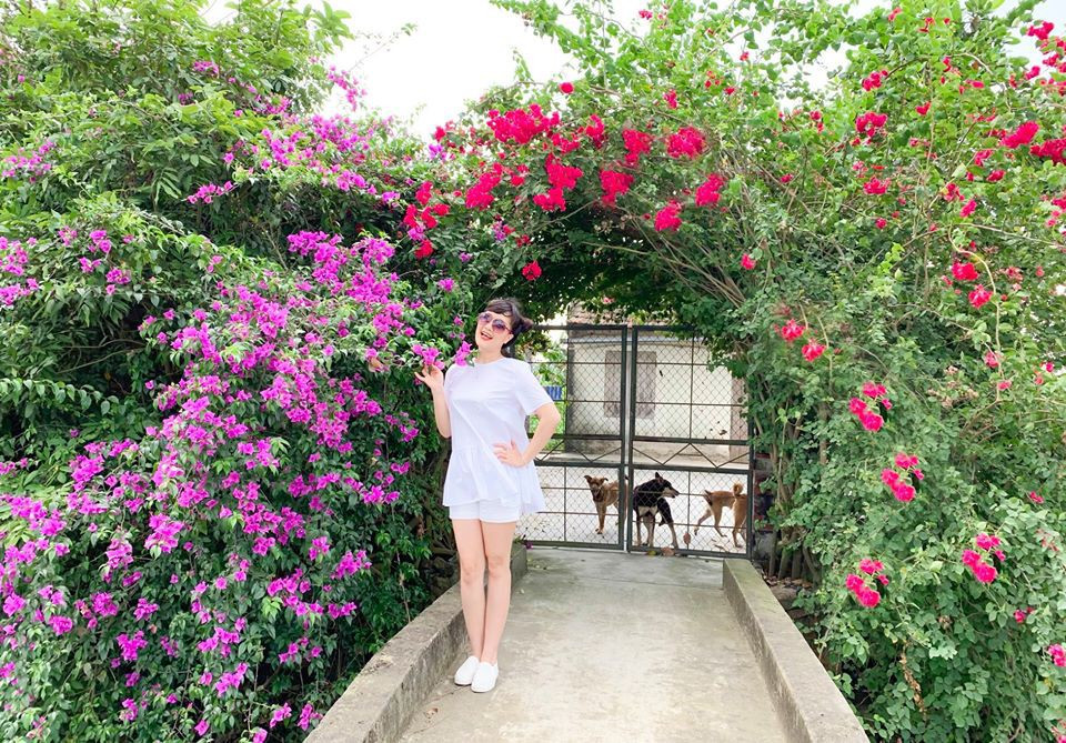 Nữ diễn viên hài sinh năm 1975 diện đồ trẻ trung, năng động chẳng kém các thiếu nữ đôi mươi.