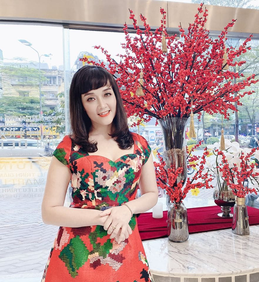 Với cách ăn mặc khá trẻ trung nên người đối diện khó đoán được độ tuổi thật của Vân Dung.