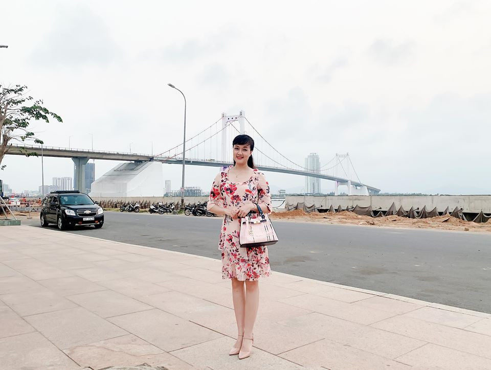 Không ăn mặc cầu kì hay thời thượng quá đỗi, phong cách thời trang thanh lịch, nhẹ nhàng nhưng hút mắt với những chiếc váy hoa của Vân Dung dễ dàng trở thành gợi ý cho các chị em trung niên muốn mặc đẹp và trẻ trung ra phố.