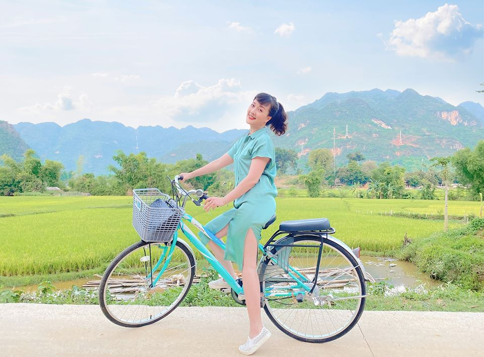 Sự trẻ trung của Vân Dung không chỉ đến từ vóc dáng thon thả như thiếu nữ mà còn nhờ gu thời trang "hack tuổi" đáng gờm của cô.