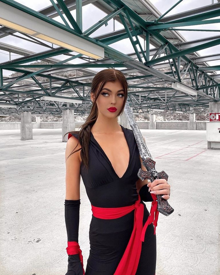 Chiếc váy xẻ ngực xâu khéo léo khoe vòng một đầy đặn.