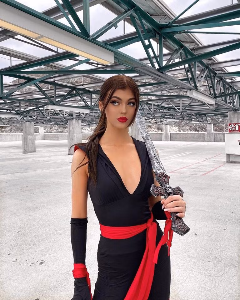 Chiếc váy xẻ ngực xâu khéo léo khoe vòng một đầy đặn.