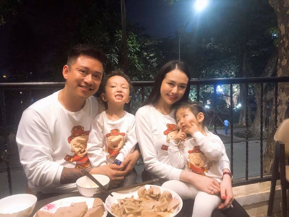 Dù hơn bà xã tận 12 tuổi nhưng phong độ sắc vóc của hai vợ chồng Tuấn Hưng - Hương Baby sau nhiều năm vẫn giữ nguyên vẹn, giúp cả hai trở thành cặp ông bố bà mẹ đẹp đôi của làng giải trí. Ảnh: Internet. Mời độc giả theo dõi video "Bí quyết làm đẹp của sao Việt". Nguồn: VTC.