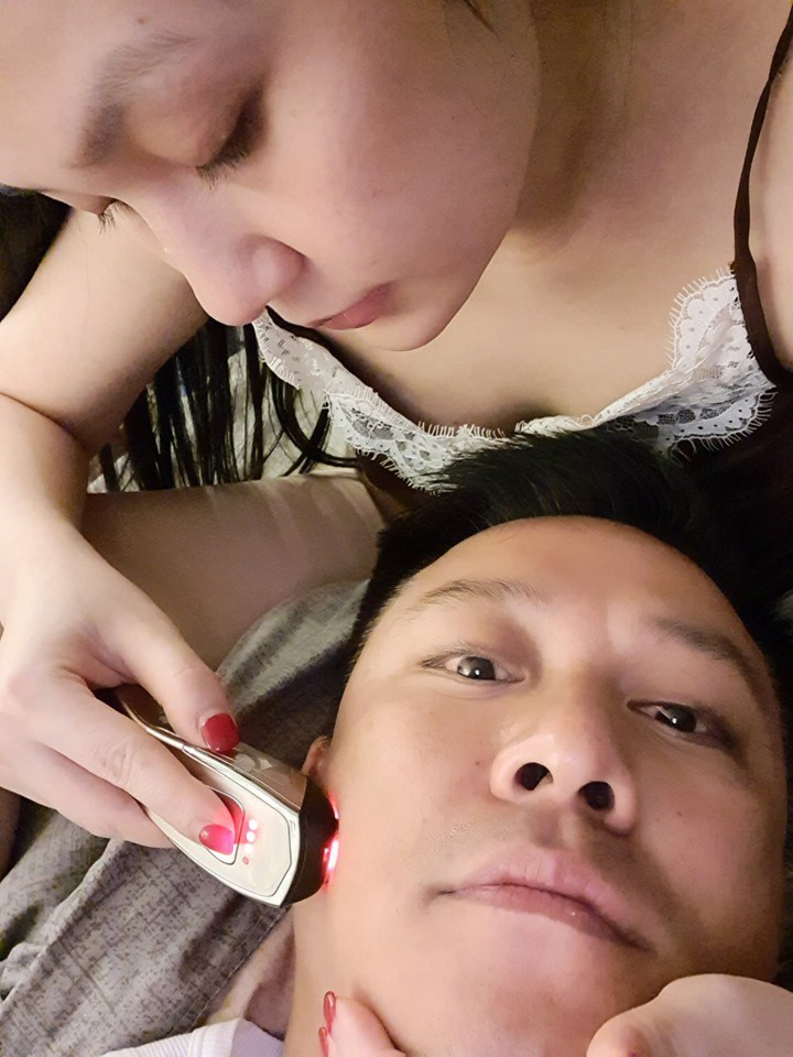 Tuấn Hưng cũng từng một lần chia sẻ hình ảnh được bà xã chăm sóc da mặt cho. Những khoảnh khắc nam ca sĩ được bà xã ân cần chăm sóc đã khiến không ít người ngưỡng mộ, ghen tỵ.