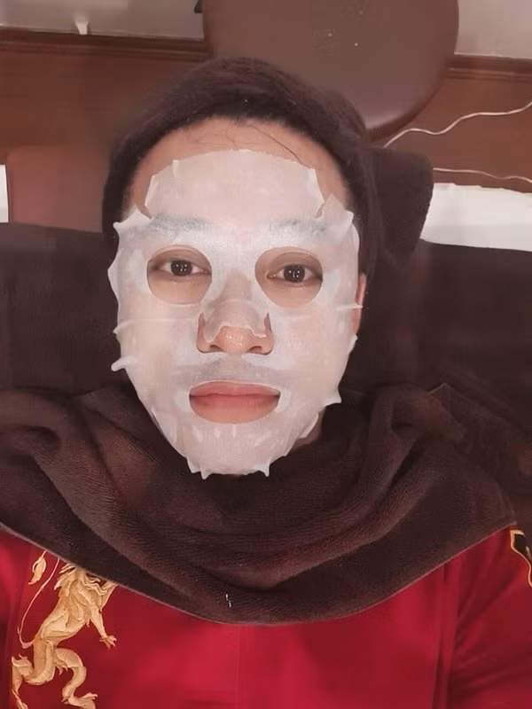 Đây không phải là lần đầu tiên hotgirl Hà Thành chăm soc vẻ ngoài của ông xã như vậy. Vốn là người làm trong ngành làm đẹp, Hương Baby không chỉ chăm chút cho nhan sắc của bản thân mà còn cho cả ông xã để có một làn da láng mịn.