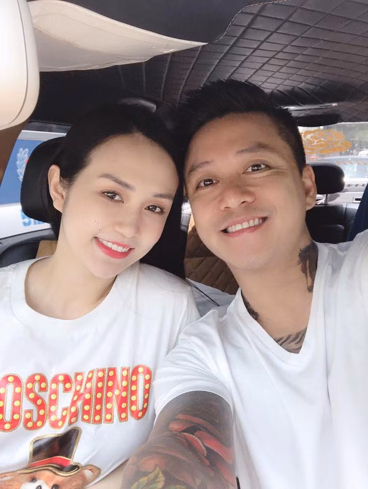 Chính nhờ được vợ chăm chút kĩ lưỡng cho làn da mà Tuấn Hưng có gương mặt căng mịn và rạng rỡ khiến bao người ngưỡng mộ.