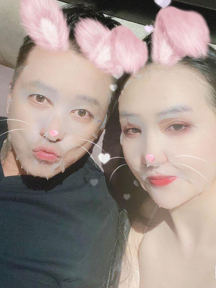 Thu Hương và Tuấn Hưng cùng đắp mặt nạ dưỡng da tận hưởng buổi tối lãng mạn.