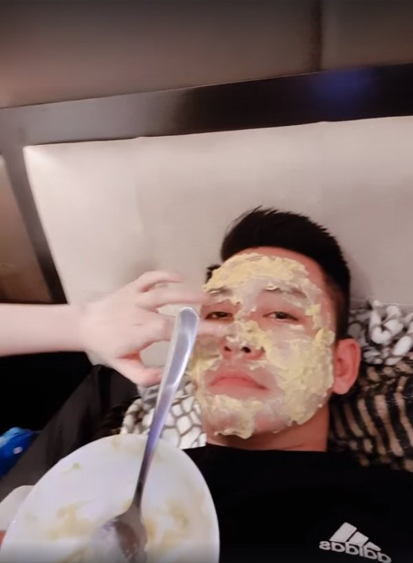 Không chỉ mặt nạ giấy, Tuấn Hưng còn được vợ làm mặt nạ dưỡng da tự nhiên để đa dạng cung cấp dưỡng chất cho làn da, giúp dung mạo lúc nào cũng rạng rỡ và tràn đầy sức sống.
