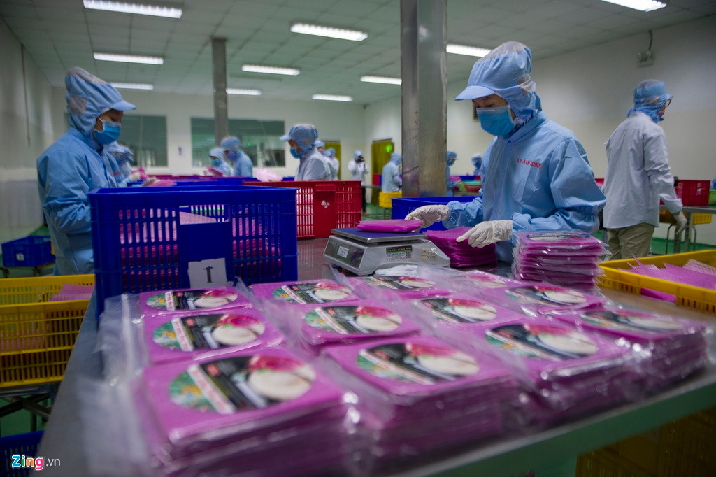 Nước thanh long ruột đỏ sau khi pha trộn với bột gạo được tráng ở nhiệt độ cao như cách làm bánh tráng từ bột gạo truyền thống. Màu bánh tráng lúc này có màu tím sen. Bánh tráng có mùi và vị ngọt nhẹ đặc trưng của thanh long.