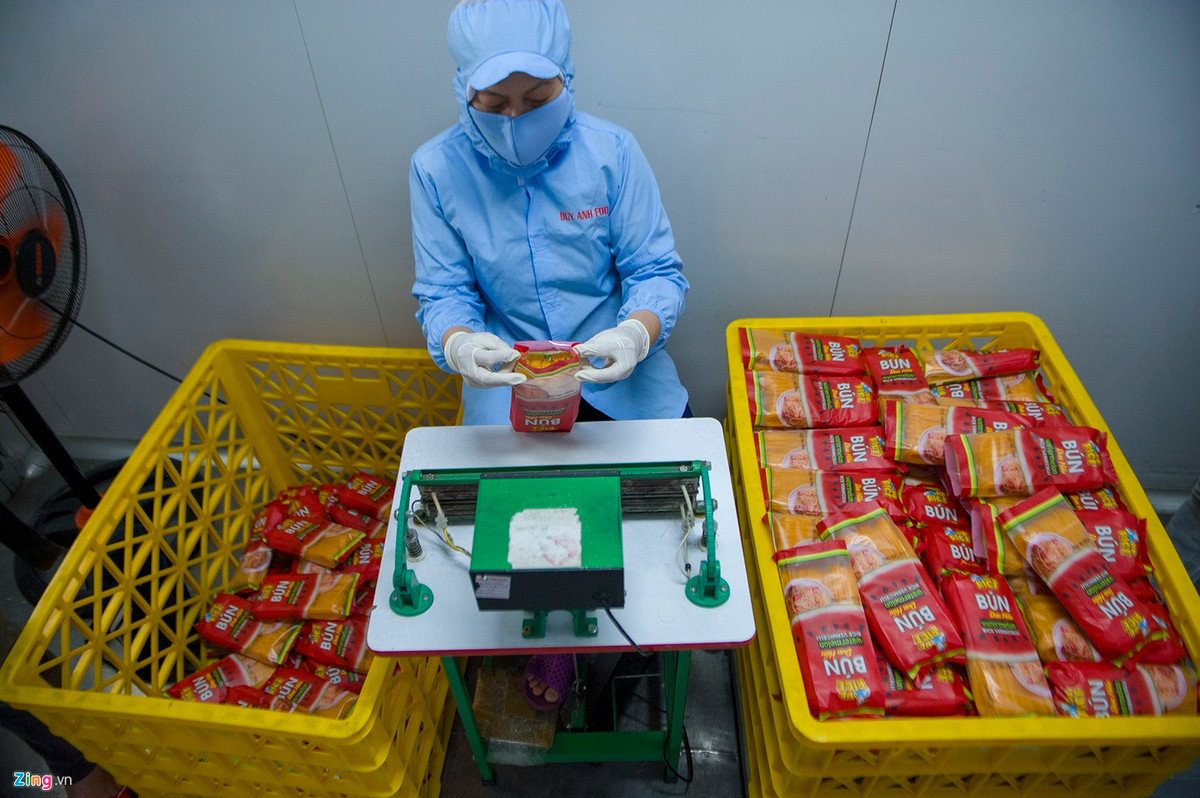 Bún dưa hấu sau khi sấy khô có màu vàng cam khá bắt mắt. Sợi bún có hương thơm và chút vị ngọt dịu của nước dưa hấu. Theo anh Toàn, thoạt nhìn sản phẩm này trông khá giống với hủ tiếu sợi khô, tuy nhiên đây là bún, dễ mềm khi cho vào nước đun sôi.