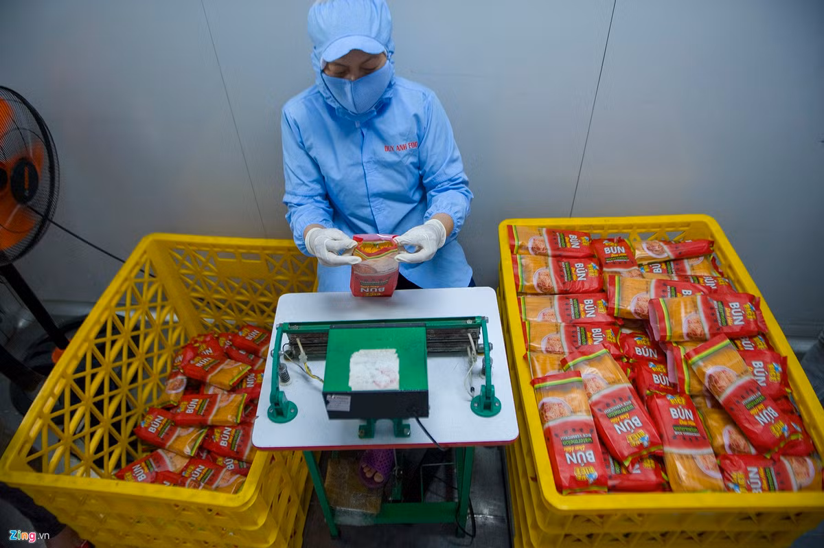 Bún dưa hấu sau khi sấy khô có màu vàng cam khá bắt mắt. Sợi bún có hương thơm và chút vị ngọt dịu của nước dưa hấu. Theo anh Toàn, thoạt nhìn sản phẩm này trông khá giống với hủ tiếu sợi khô, tuy nhiên đây là bún, dễ mềm khi cho vào nước đun sôi.