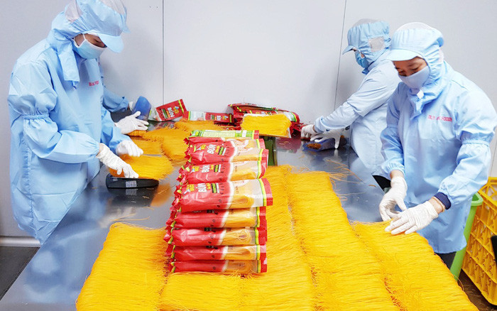 Với mục đích "giải cứu" nông sản Việt như thanh long, dưa hấu đang ùn ứ vì dịch COVID-19, Công ty TNHH xuất nhập khẩu thực phẩm Duy Anh đã cho ra đời loại bún dưa hấu và bánh tráng thanh long độc đáo.