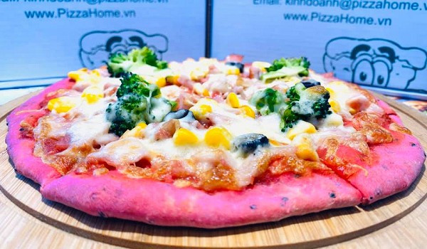 Sau bánh mì thanh long, một hệ thống bánh pizza Hà Nội đã cho ra đời những chiếc bánh pizza có phần đế làm từ thanh long ruột đỏ nhằm giải cứu nông sản Việt.