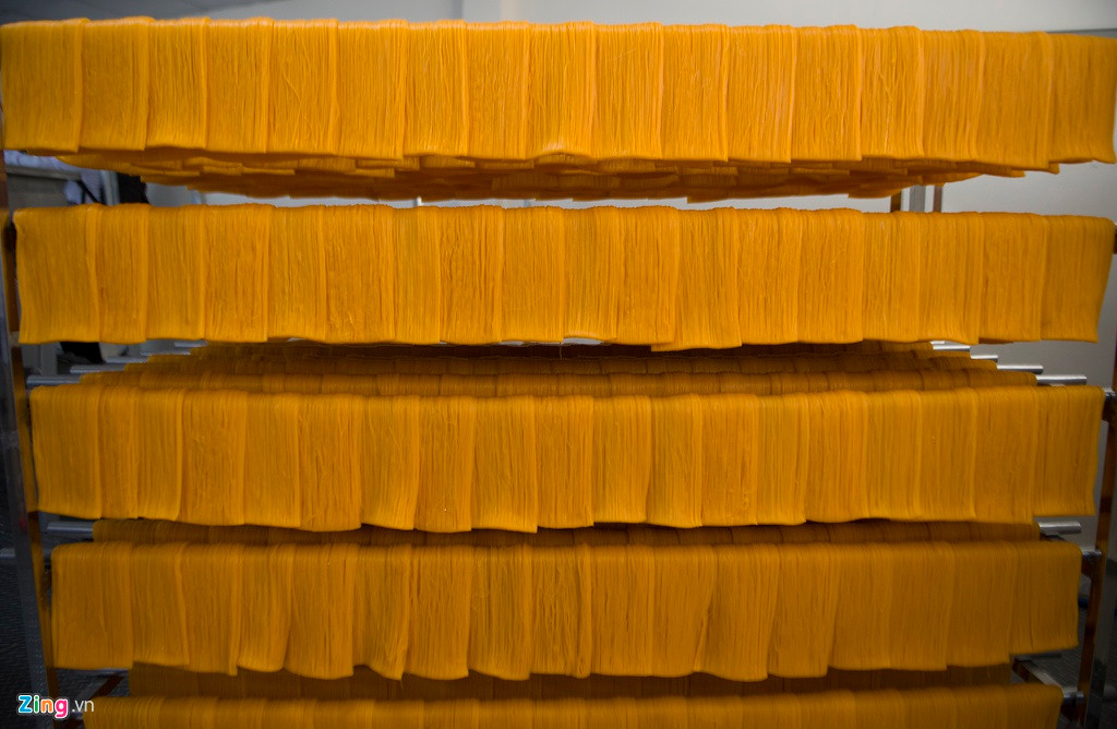 Nguyên liệu chính để làm bún dưa hấu là bột gạo, nước ép dưa hấu. Sau đó các nguyên liệu được pha trộn và sản xuất theo quy trình làm bún gạo truyền thống.