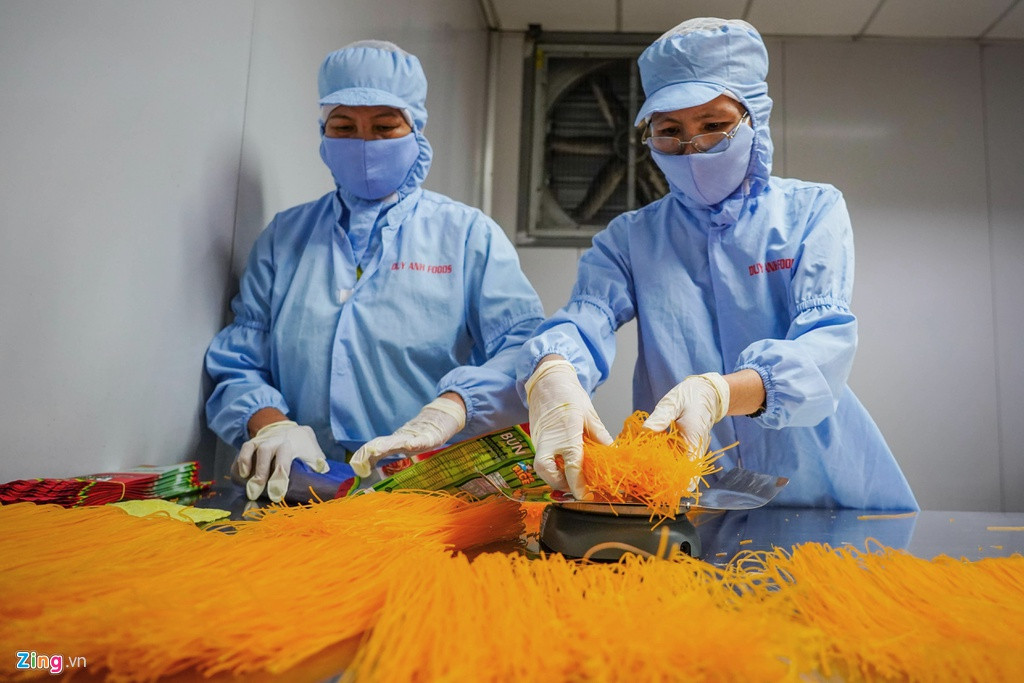 Anh Lê Duy Toàn - Giám đốc Công ty TNHH xuất nhập khẩu thực phẩm Duy Anh cho biết lúc thanh long, dưa hấu ùn ứ vì dịch corona, anh nảy ra ý tưởng thu mua nguồn nguyên liệu này với khối lượng lớn, kết hợp với bột gạo để làm ra bún dưa hấu, bánh tráng thanh long.