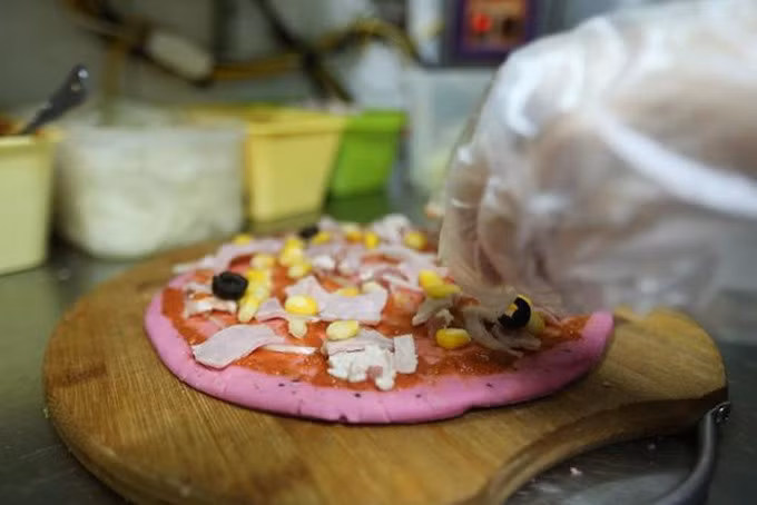Những chiếc bánh pizza đế màu hồng tươi được làm từ thanh long ruột đỏ với mức giá chỉ 55.000 đồng/chiếc (loại bánh đường kính 22cm). Ảnh: Internet. Video "Chế biến món ngon từ nấm đông cô". Nguồn: VTC