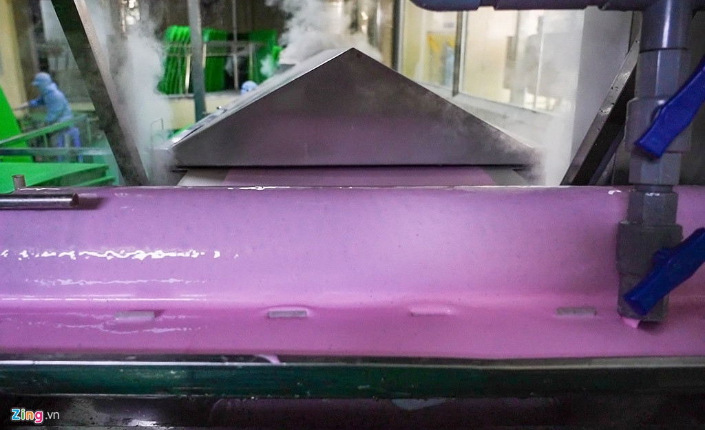 Ngoài bún dưa hấu, công ty này còn sản xuất loại bánh tráng thanh long cực kỳ bắt mắt.