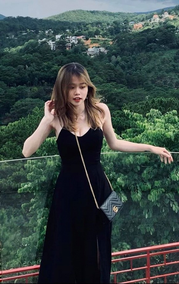 Biết rõ lợi thế ngoại hình, 9X thường xuyên diện các trang phục gợi cảm như váy áo hai dây, áo ngắn để khoe trọn vòng eo con kiến.