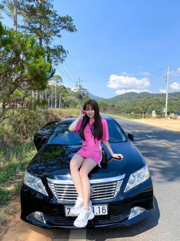 Xem trên trang cá nhân, có thể thấy Huỳnh Anh sở hữu khá nhiều món phụ kiện đắt đỏ đến từ các thương hiệu thời trang hàng đầu làng mốt.