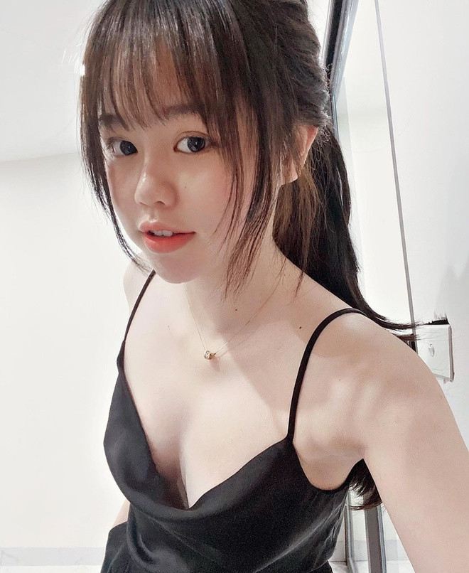 Dường như Huỳnh Anh là cô gái yêu chuộng những bộ trang phục mang màu sắc đơn giản như trắng, đen. Hai tông này vừa dễ phối đồ, vừa làm tôn tông da.