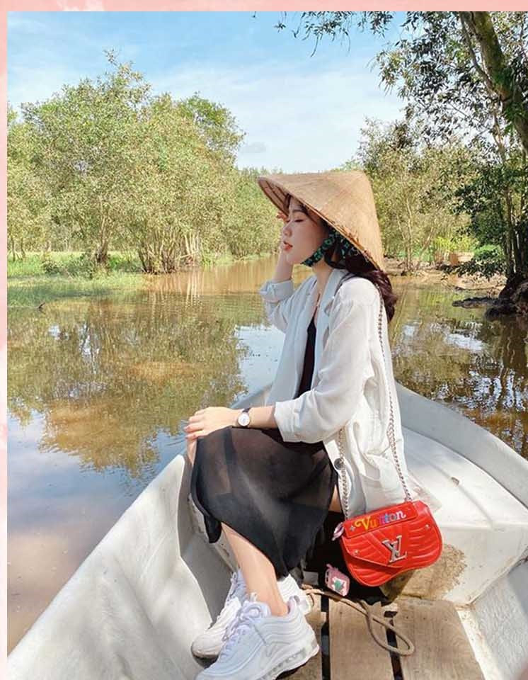 Bạn gái mới của Quang Hải cũng có khá nhiều món đồ hàng hiệu xa xỉ như túi xách LV và giày sneakers đắt đỏ. Ảnh: FBNV. Video "Minh Hằng chia sẻ về phong cách thời trang". Nguồn: VTC.