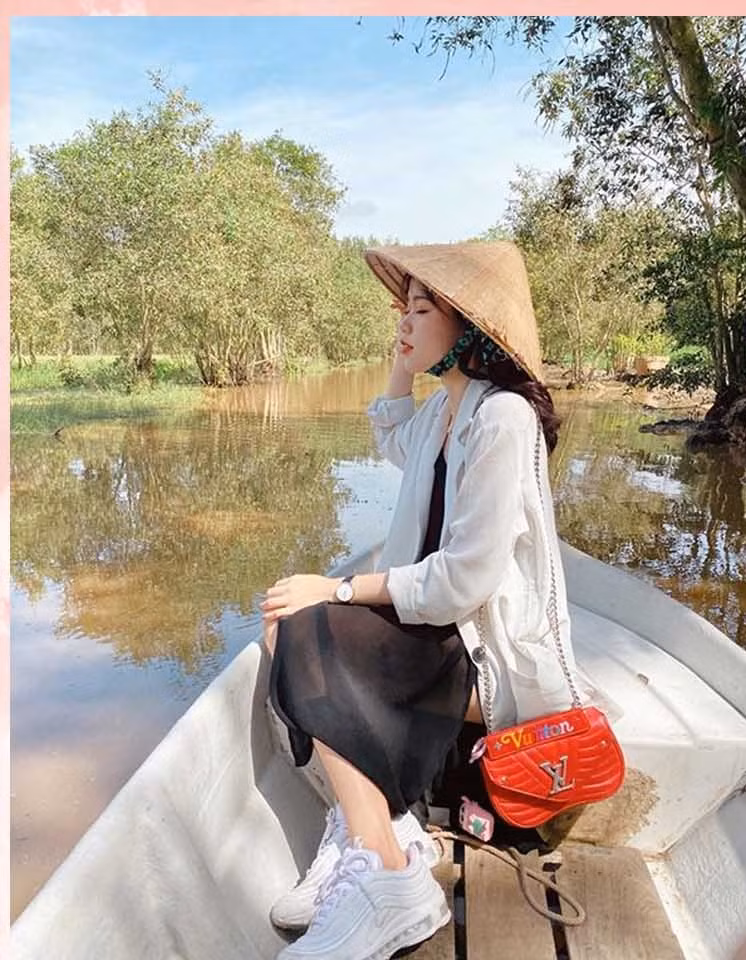 Bạn gái mới của Quang Hải cũng có khá nhiều món đồ hàng hiệu xa xỉ như túi xách LV và giày sneakers đắt đỏ. Ảnh: FBNV. Video "Minh Hằng chia sẻ về phong cách thời trang". Nguồn: VTC.