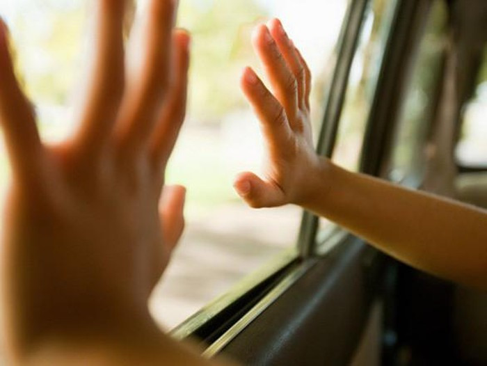 Vi sao tre bi bo quen tren o to co the hon me, tu vong?