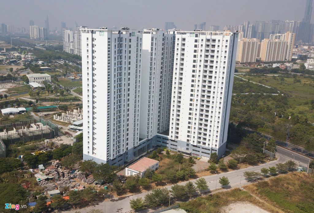 Sau nhiều năm xây dựng, Khu dân cư The Water Bay chỉ hiện hữu 3 block nhà ở đã hoàn thiện, gắn logo của Century 21. Các công trình khác chỉ hoàn thiện phần móng. Công trình hoàn thiện đến nay vẫn đang để trống, không có người ở, xung quanh hàng rào khóa kín cửa, cỏ mọc um tùm, thiết bị xây dựng tấp thành đống bao phủ khuôn viên khu nhà.