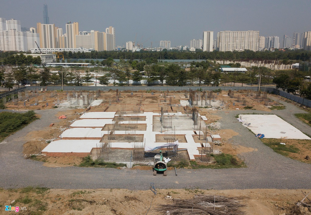 Hiện tại, chỉ có duy nhất một khu vực có các công nhân và máy cuốc thi công tường bao gạch đã bị ngừng xây dựng nhiều năm nay.