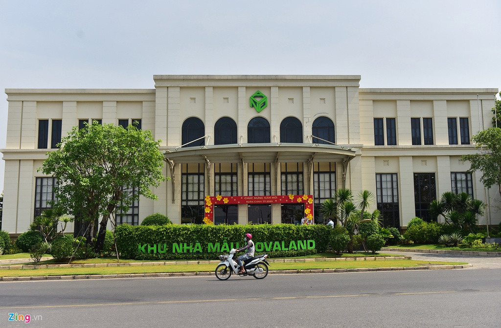 Khu nhà mẫu của dự án nằm bên tuyến đường qua cầu đảo Kim Cương hiện dùng làm nơi giới thiệu các dự án của Novaland.