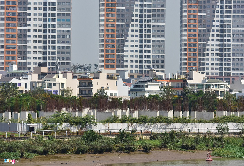 Nhiều năm xây dựng, The Water Bay hiện chỉ là hàng nghìn trụ bê tông tua tủa khung sắt đang hoen gỉ. Novaland khẳng định việc cho phép doanh nghiệp tiếp tục phát triển dự án không chỉ giúp doanh nghiệp có nguồn thu mà còn giúp hơn 200 nhà đầu tư nước ngoài yên tâm tiếp tục bỏ vốn để phát triển các dự án còn dang dở.