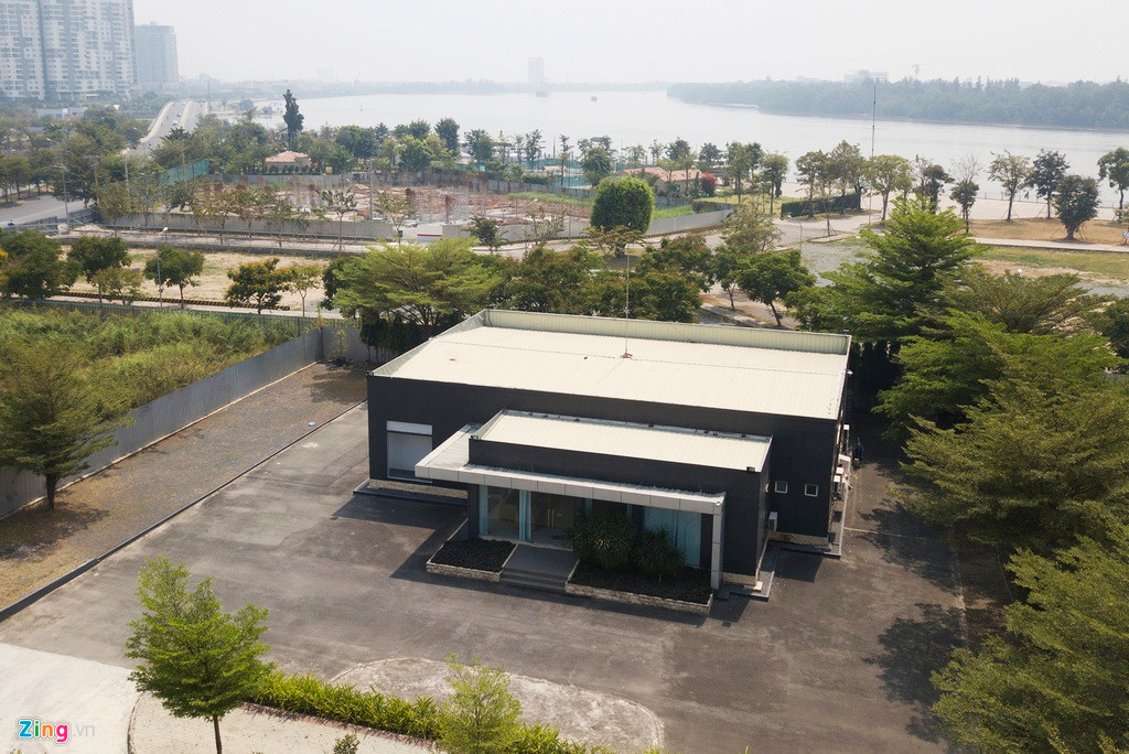 Trụ sở Công ty TNHH Phát triển Quốc tế Thế kỷ 21 cũng trở nên đìu hiu, nằm trơ trọi bên trong dự án bị bất động nhiều năm qua.