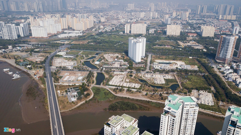 Kết luận của Thanh tra Chính phủ cho thấy UBND TP.HCM chấp thuận chuyển mục đích sử dụng hơn 30 ha đất của Century 21 tại dự án Khu du lịch, văn hóa, giải trí thuộc phường Bình Khánh sang xây dựng khoảng 4.000 căn hộ tái định cư và hoán đổi hơn 30 ha đất sạch thuộc 90,2 ha khu tái định cư Nam Rạch Chiếc. Sau đó, TP lại chấp thuận cho chuyển khu đất tái định cư này sang đầu tư kinh doanh nhà ở.