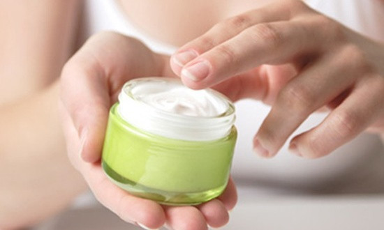 Cũng theo các bác sĩ, các loại mỹ phẩm trôi nổi hoàn toàn không mang lại hiệu quả như mong đợi mà ngược lại sẽ làm da khô, sần sùi hoặc tăng tiết dầu khiến tình trạng nặng nề hơn. Nhiều người quá tin dùng khiến cho tiền mất, tật mang hỏng da thậm chí nguy hại cho sức khỏe. Đặc biệt, việc tự ý sử dụng các loại kem, thuốc bôi trôi nổi, không rõ nguồn gốc rất nguy hiểm, có thể khiến da bị tổn thương nặng và chi phí điều trị tốn kém hơn. Ảnh: Internet. Mời độc giả theo dõi Video "Bí quyết làm đẹp của sao Việt". Nguồn: VTC.